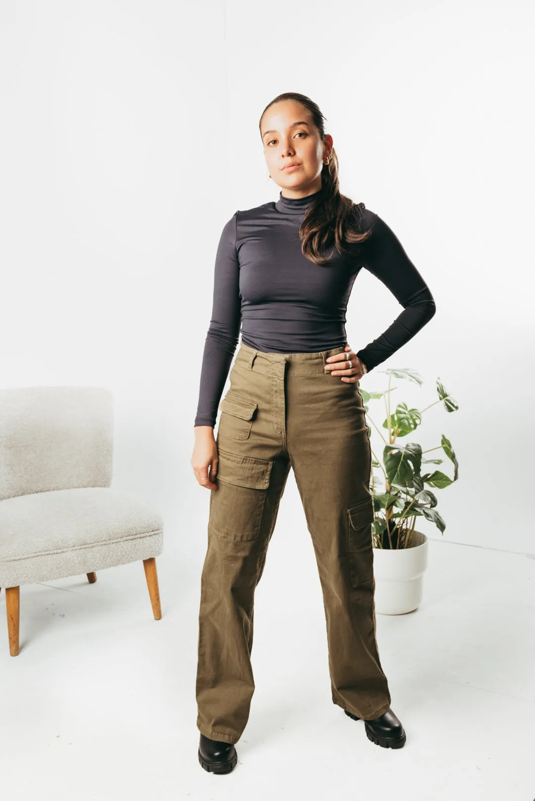 Asymmetrical cargo pocket pant