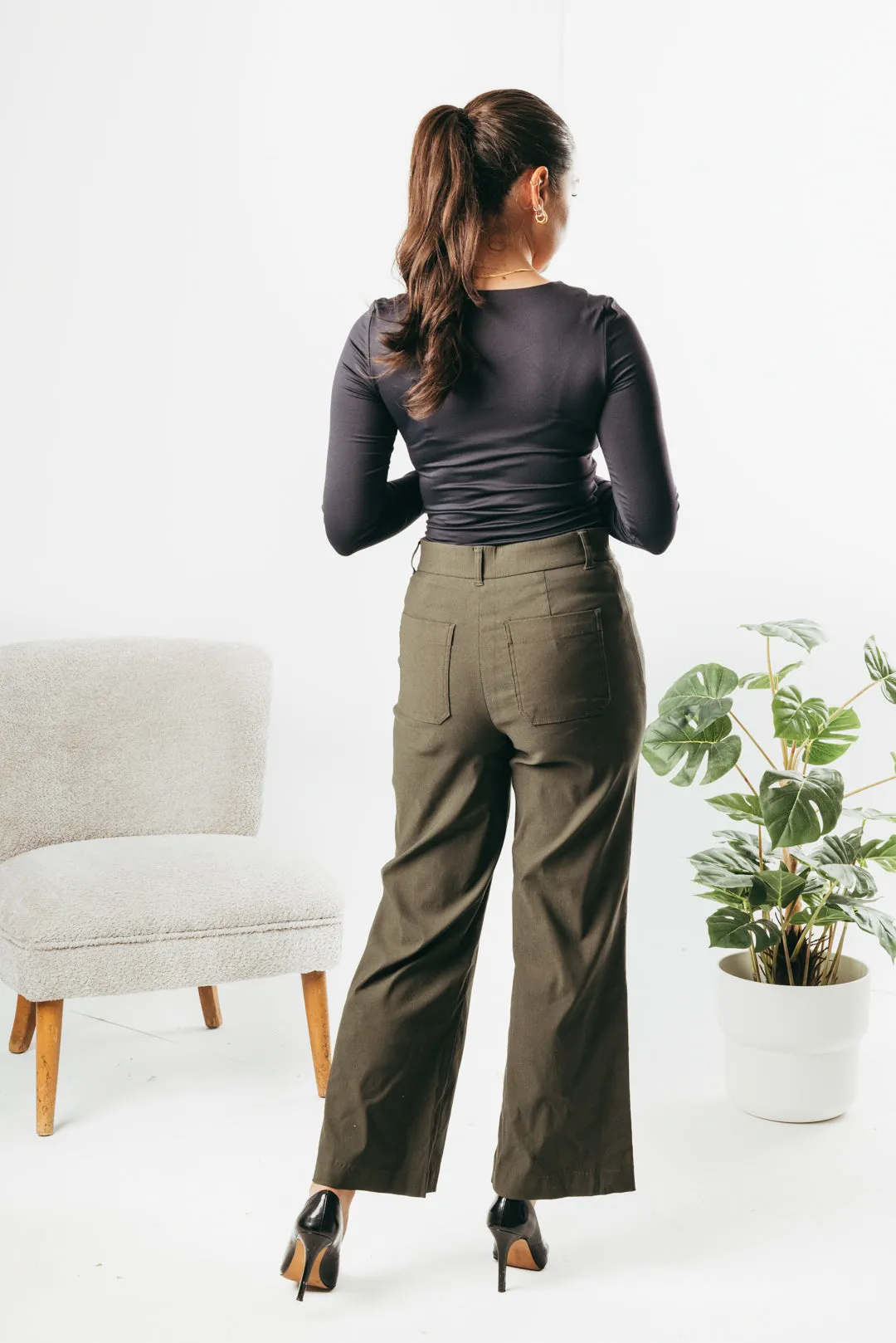 Asymmetrical cargo pocket pant