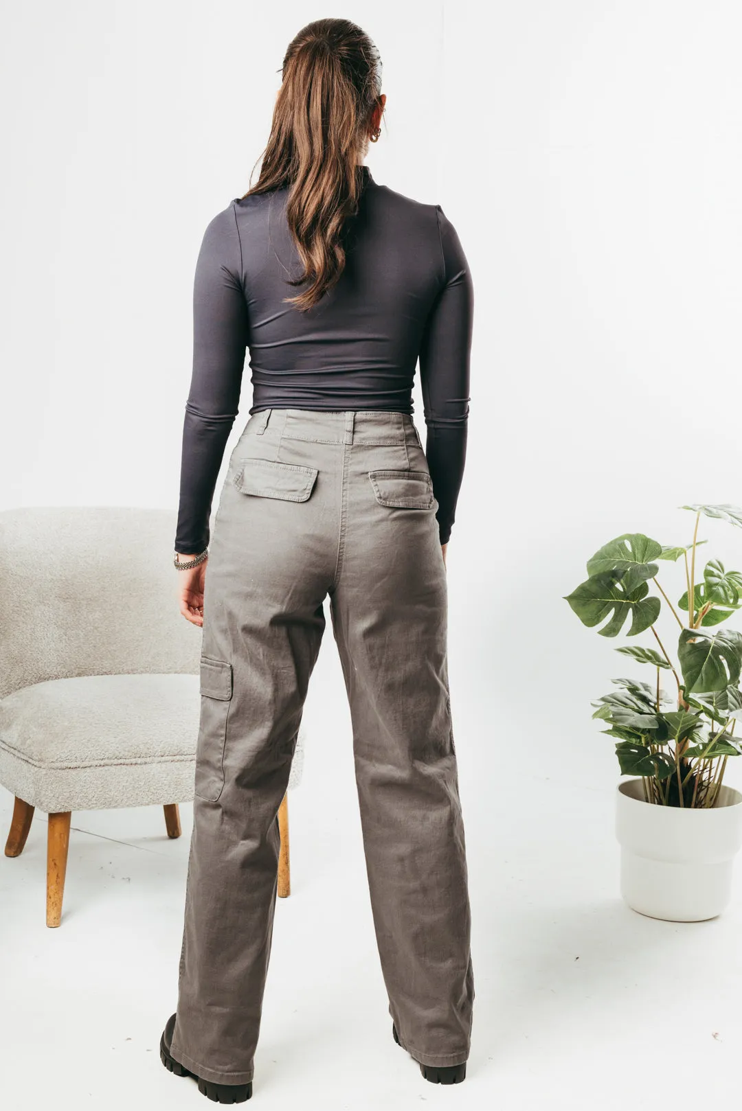 Asymmetrical cargo pocket pant