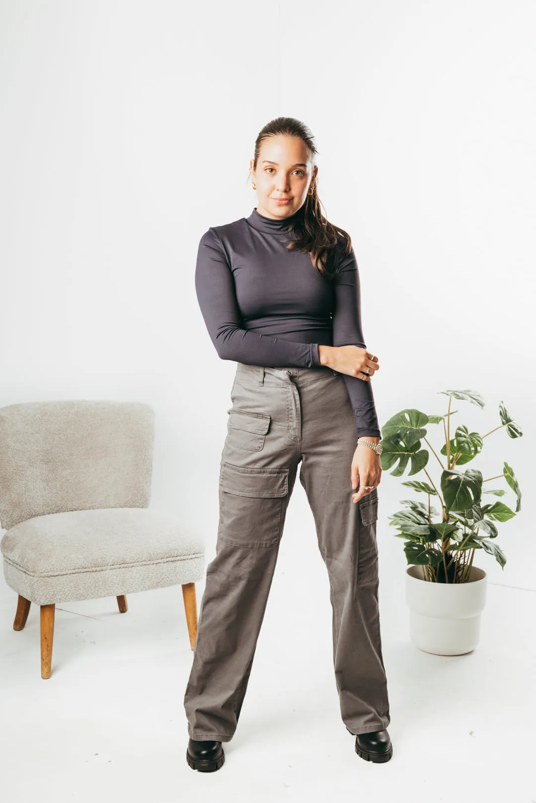 Asymmetrical cargo pocket pant